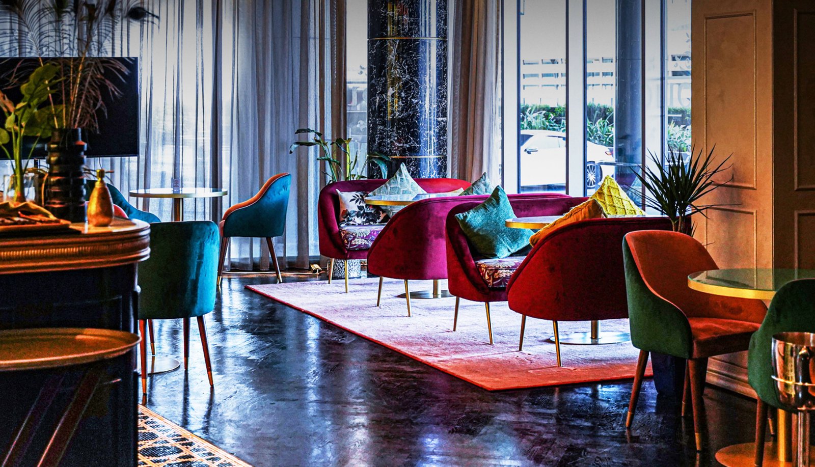 Vibrant Nightlife and Cocktails